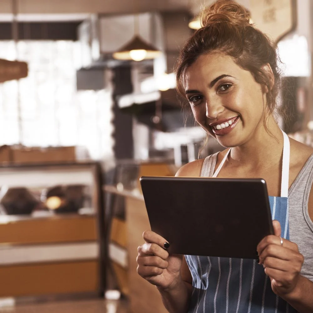 Lojista com Tablet nas Maos