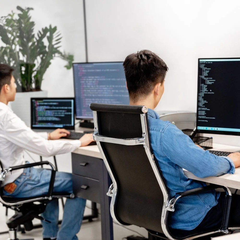 operadores de tecnologia no escritório