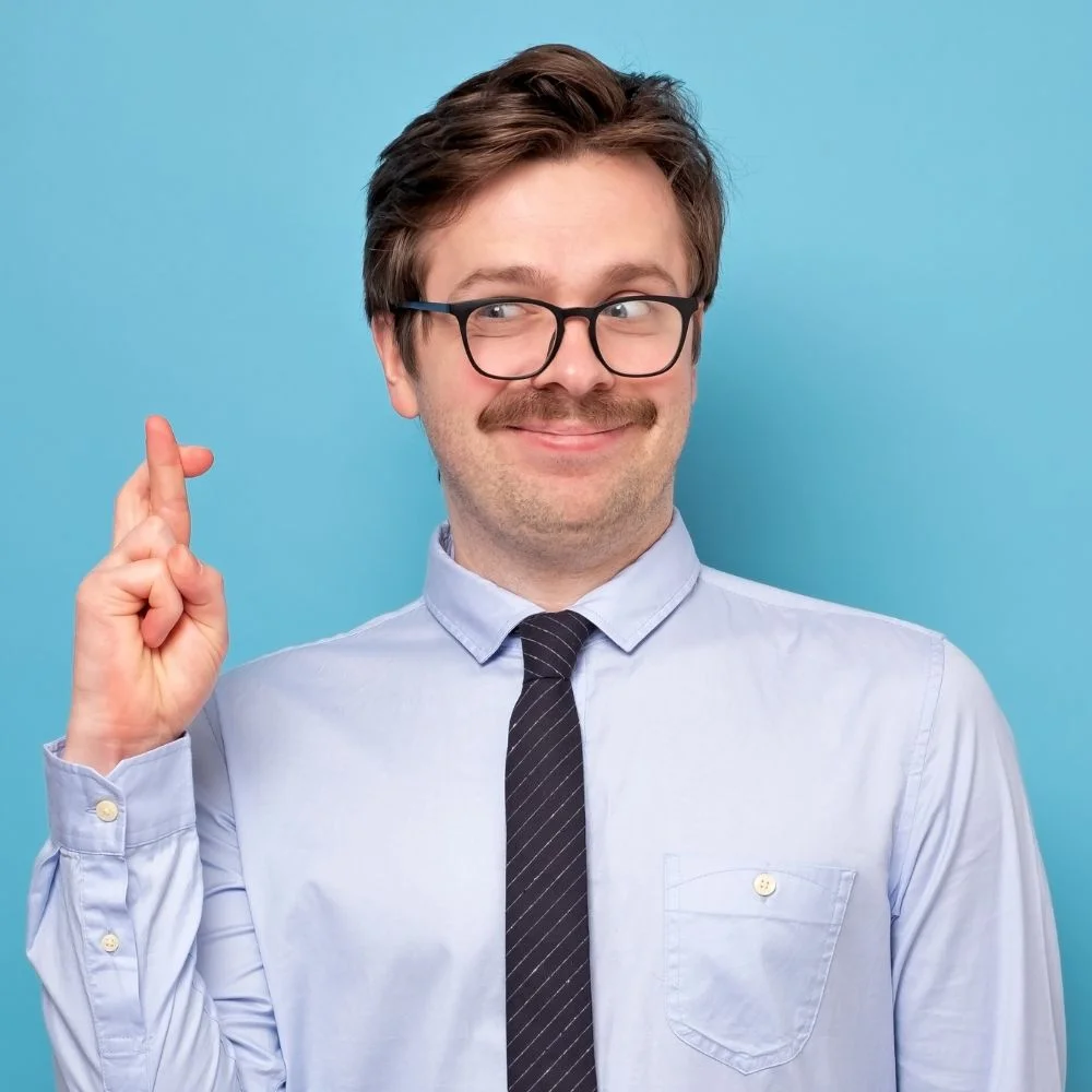 Vendedor fazendo figa