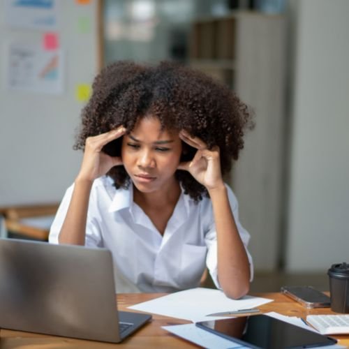 OK Computadores - Contact Center em Nuvem com IA - Pessoa Estressada