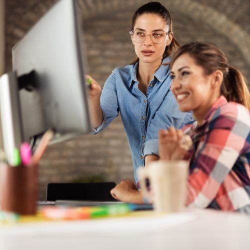 Usando computador desktop pc no escritorio