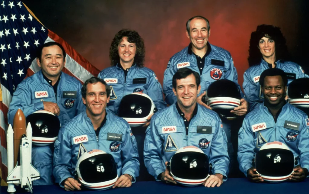 Tripulação da Challenger, missão STS-51-L. A partir da esquerda, abaixo, Michael J. Smith, Francis R. (Dick) Scobee e Ronald E. McNair. Acima, Ellison Onizuka, Christa McAuliffe, Gregory Jarvis e Judith Resnik (Foto: NASA)