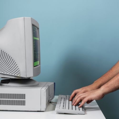 Computador PC e Monitor Tipo CRT em 2000