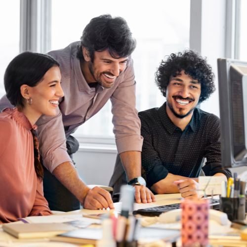 Pessoas sorrindo usando computador desktop pc no escritorio