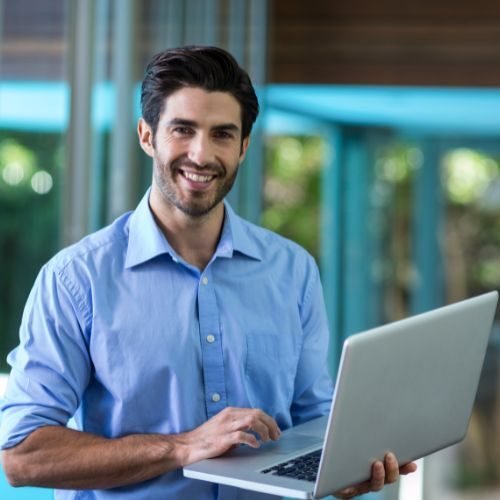 Post - OK Computadores Especialistas em Tecnologia Usando Notebook