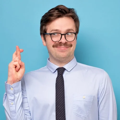 Vendedor fazendo figa